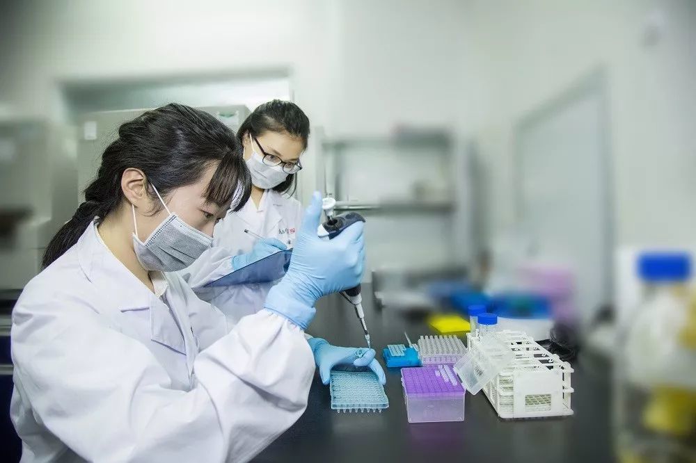 怎么知道自己不是父母亲生的